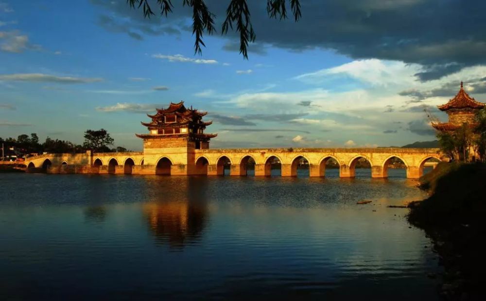 建水位于云南南部,红河中游北岸,早在旧石器时代,就有人类活动的遗迹