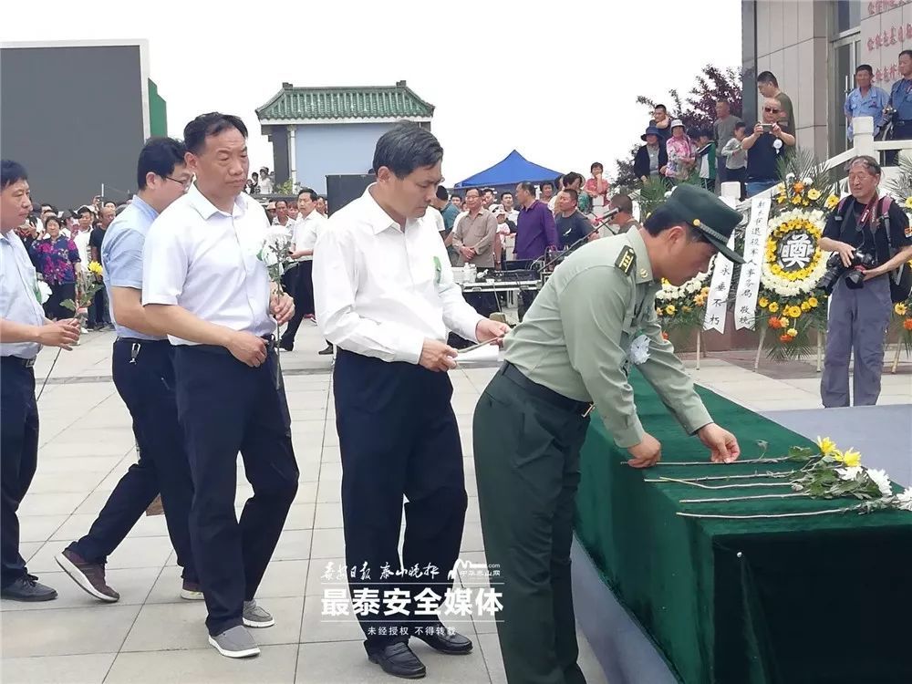 今起英魂长眠新泰烈士陵园!昨夜他在家过了第一个也是最后一个生日!