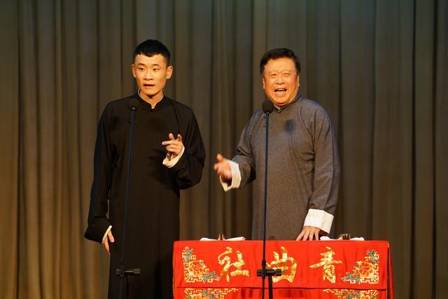 相声表演更是精彩 演员们配合都很到位,说学逗唱都有,还有肢体动作