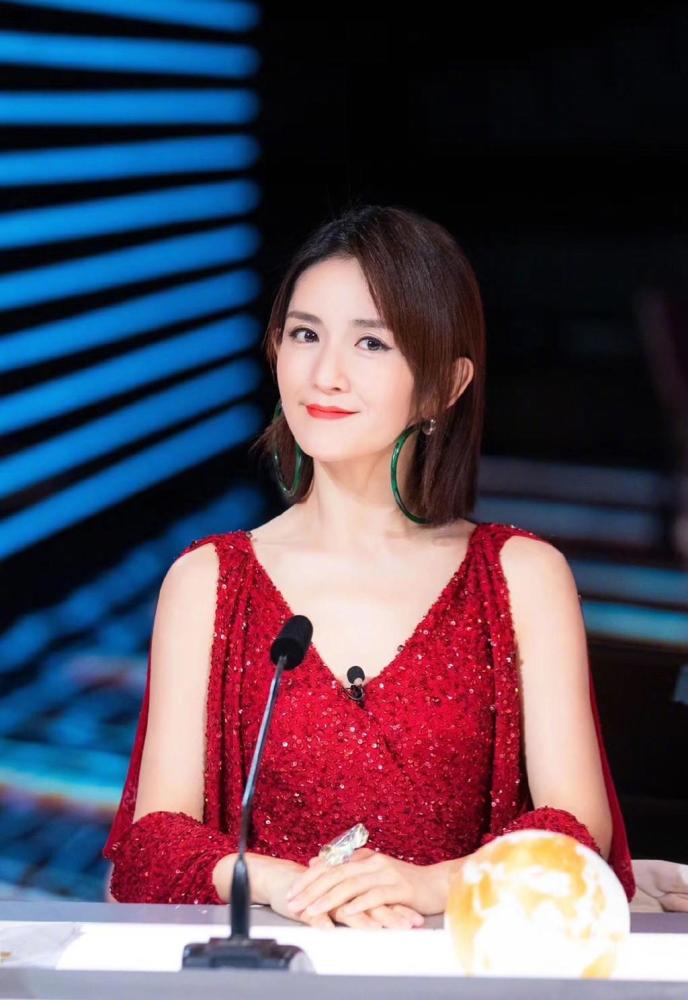 谢娜一袭红色亮片开叉长裙,踩高跟鞋大跳热舞,手叉腰