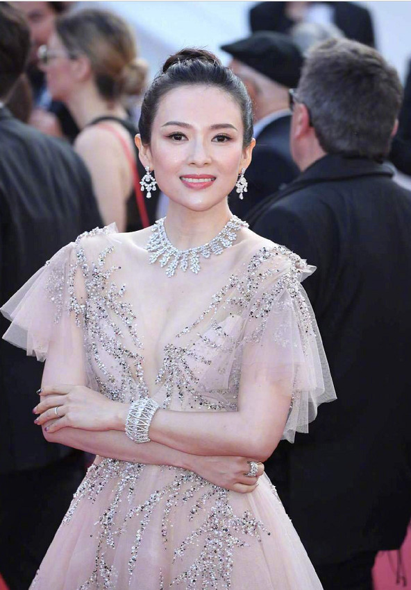 戛纳电影节闭幕式红毯 章子怡身穿薄纱长裙颁发最佳男