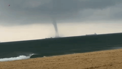 现场视频 现场视频 龙吸水,实际上是发生在海面上的龙卷风,由于四周