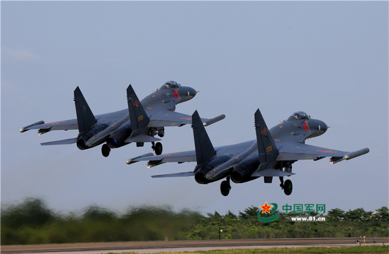 南部战区空军7名领导卸任改当飞行员 表现抢眼