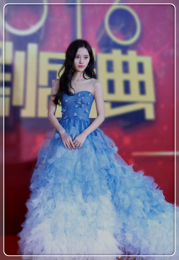 鞠婧祎活动图:一身水蓝的礼服,超级的甜美迷人,就如个