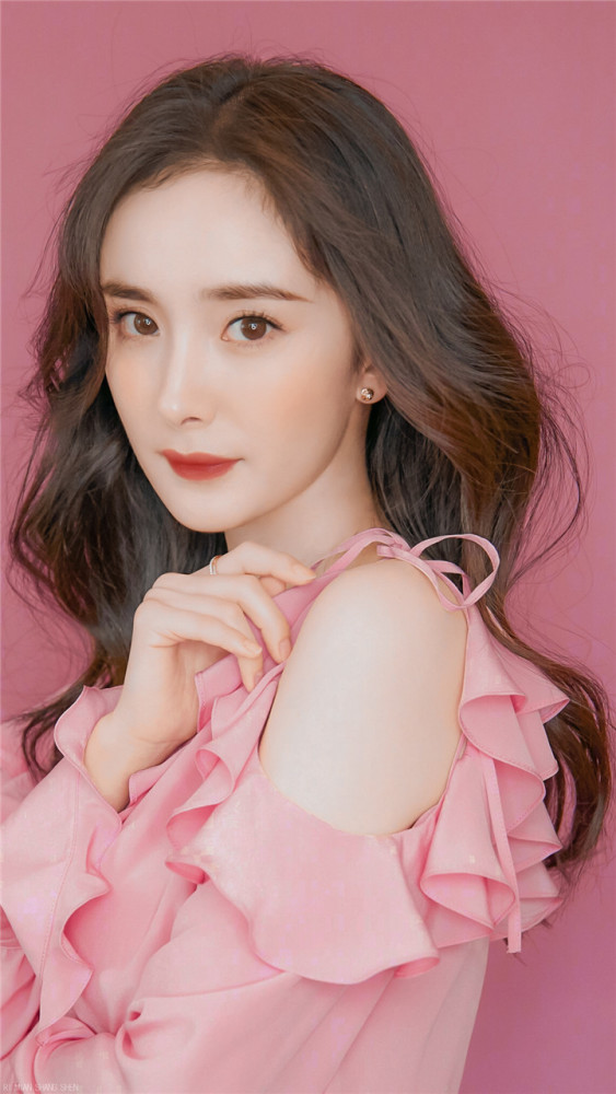 杨幂的"蜜桃少女妆"火了,搭配粉色上衣,看起来只有18岁!