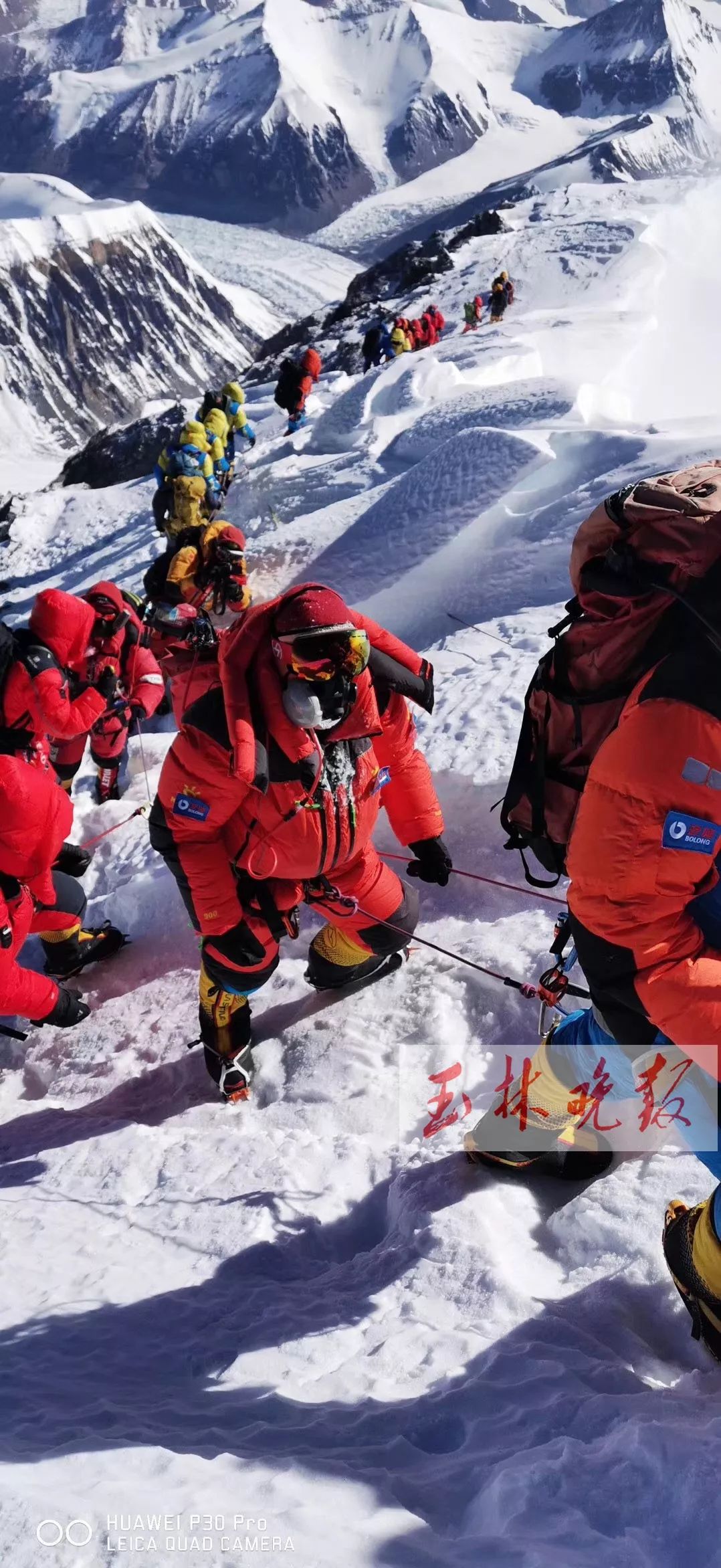 57岁男子成功登顶珠穆朗玛峰,过程很震撼