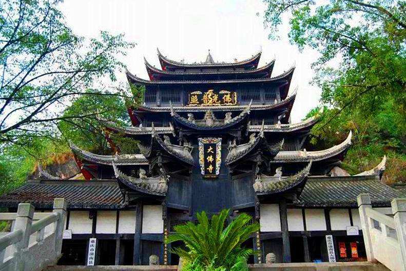 重庆有一座全国最早的全琉璃顶古建筑,藏着第一大金佛