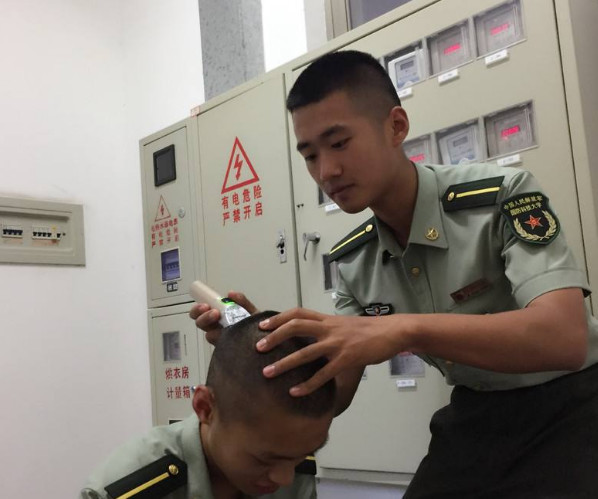 当兵为什么非要剃寸头,还要刮胡子?老兵:不要命了?