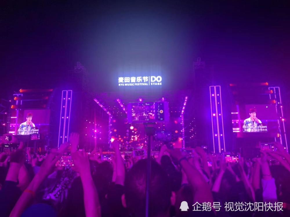 北京:2019麦田音乐节现场挤满了歌迷人头涌动密密麻麻