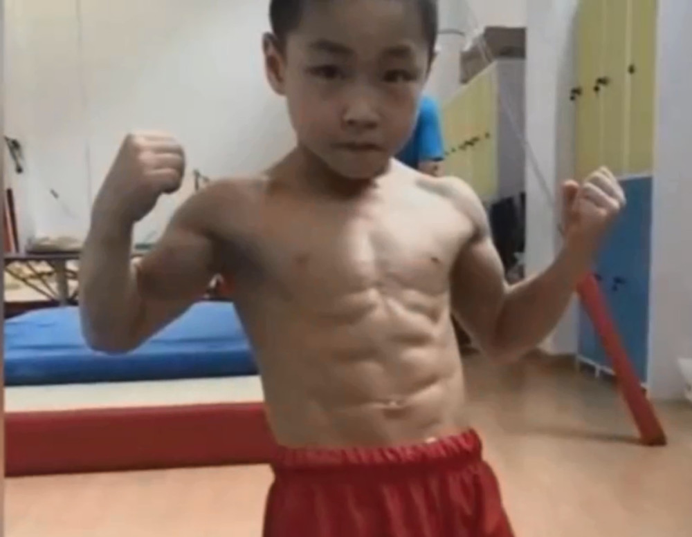 杭州7岁男孩练出8块腹肌,秒杀肌肉男,网友惊呼,这孩子