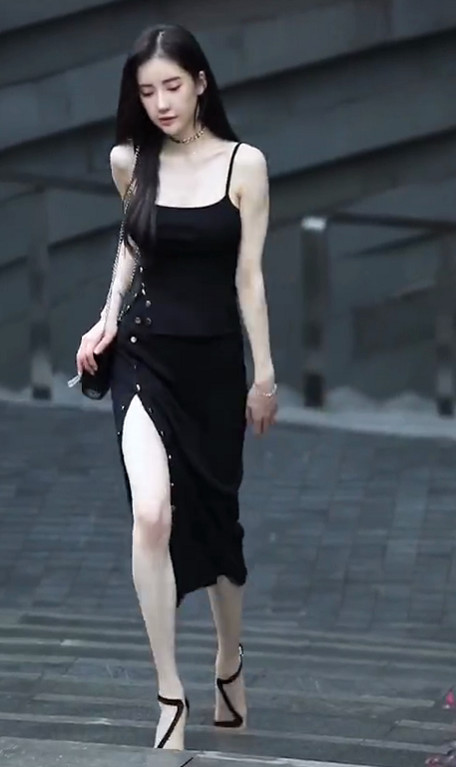 裙子高开叉的设计,很好的展露了小姐姐的一双美腿,这样的好身材不知道
