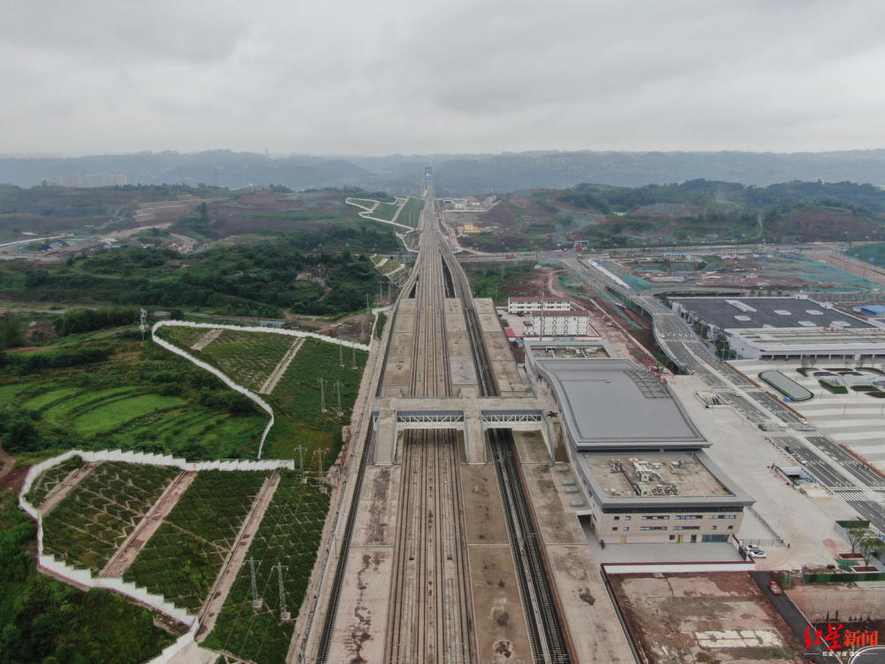 渝昆高铁投入运营,建成宜宾连接全省,辐射全国,通江达海的高铁枢纽