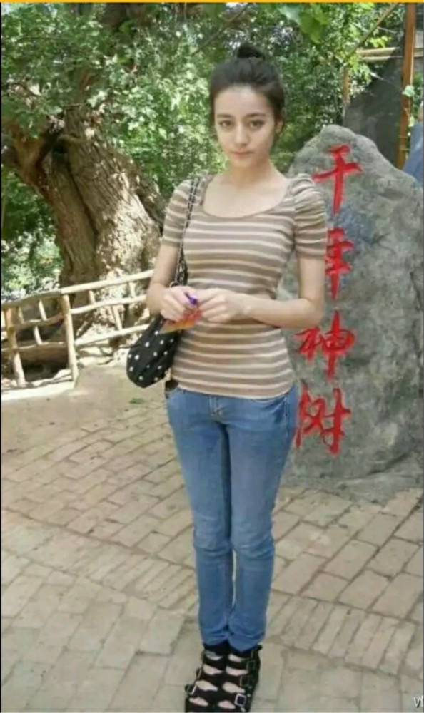 迪丽热巴大学时期照片曝光,网友直呼纯天然美人,简直美到爆!