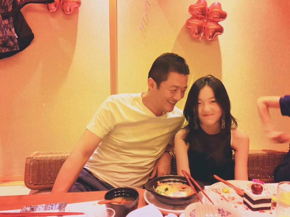 李亚鹏为李嫣庆生生日会正面照曝光,王菲未到场,李嫣像极了王菲