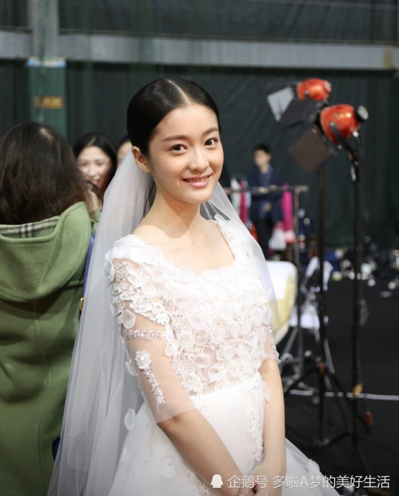 张雪迎晒17岁走秀照片,身穿婚纱清纯又优雅,美得不食人间烟火