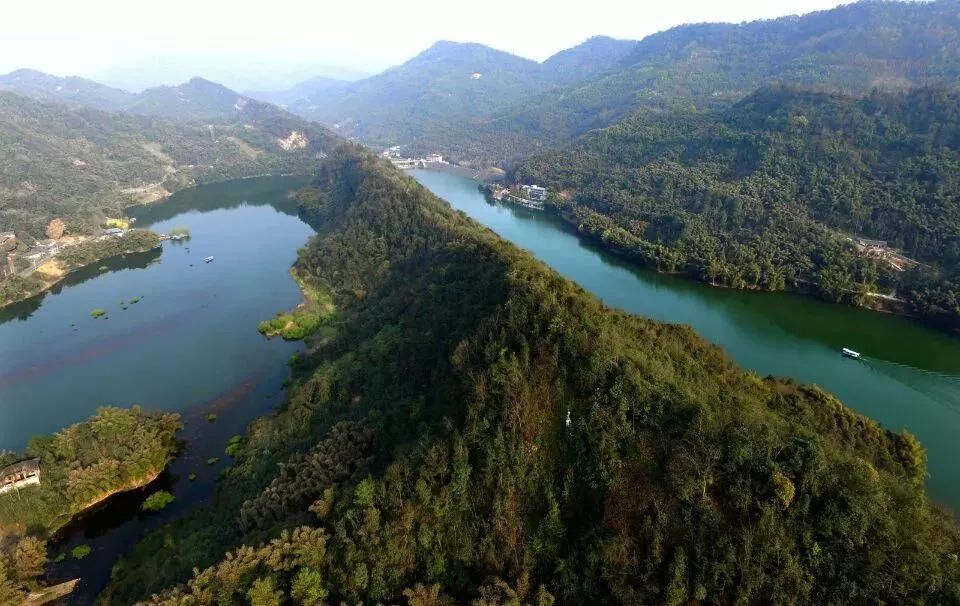 地址:成都市彭州市磁峰镇莲花湖 自驾:成都-成万高速-天桂路-024乡道