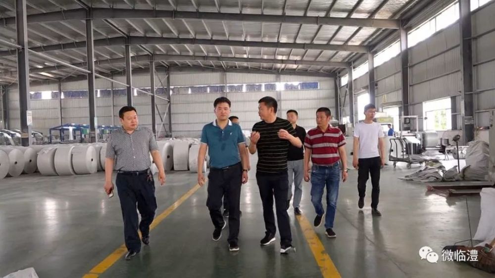 近日,临澧县委常委,常务副县长汪军华对部分企业开展安全生产检查.