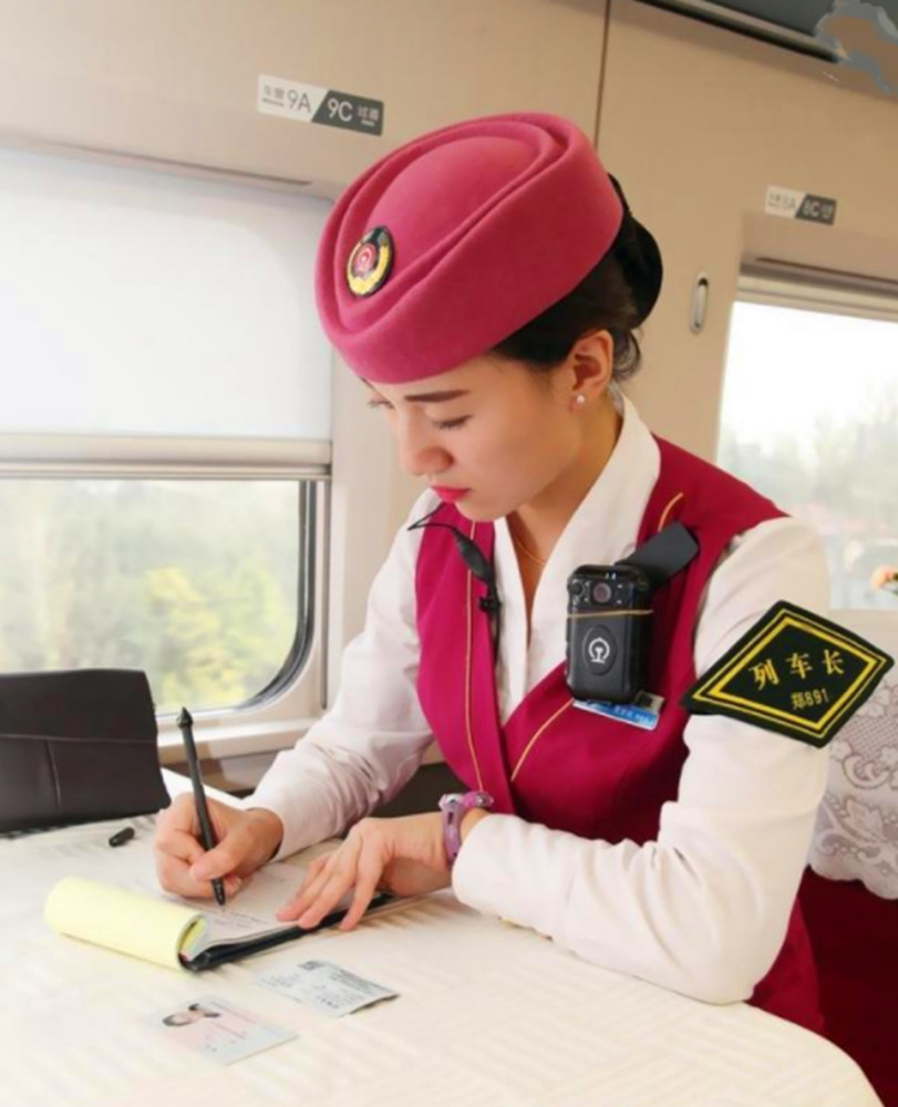 高铁上的女乘务员们是如何吃饭的?看完让人心疼,谁都不容易!