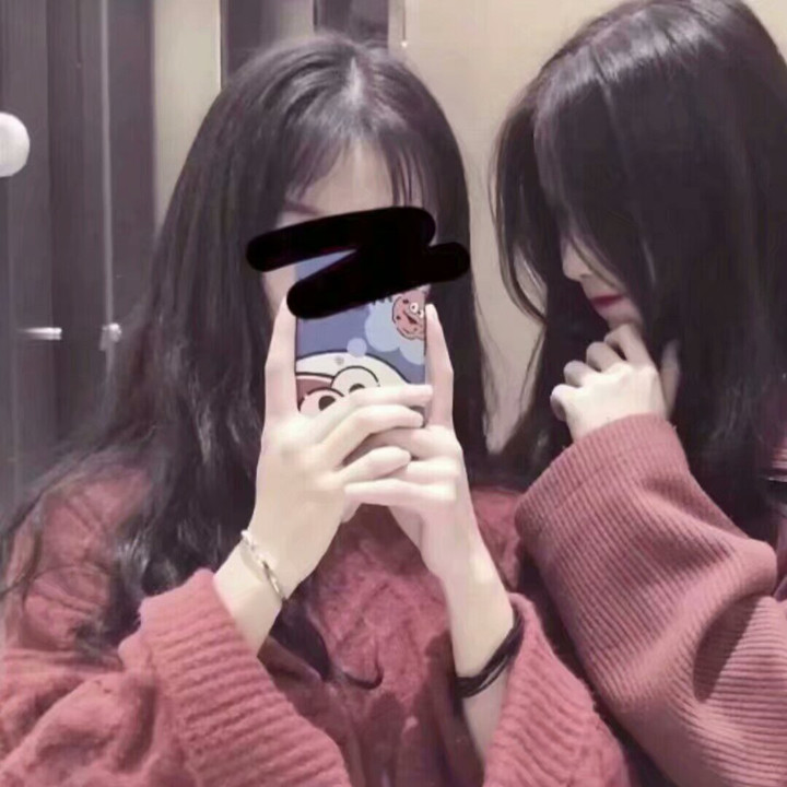 图中的这个女生看起来也很可爱,并且她们两个人穿的衣服颜色一样