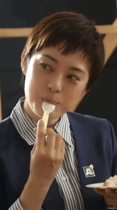 孙俪进组满一个月,大口吃蛋糕庆祝秒变表情包,战斗力让人佩服!