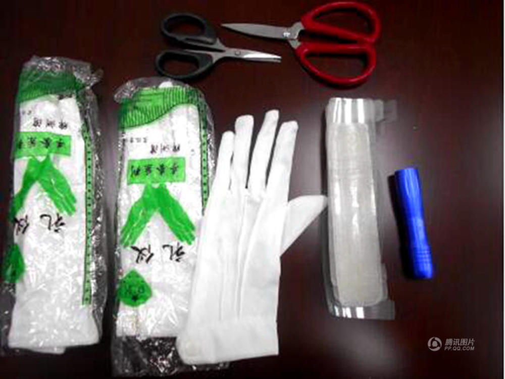 盗贼入室作案 打不开保险柜直接搬走_腾讯网触