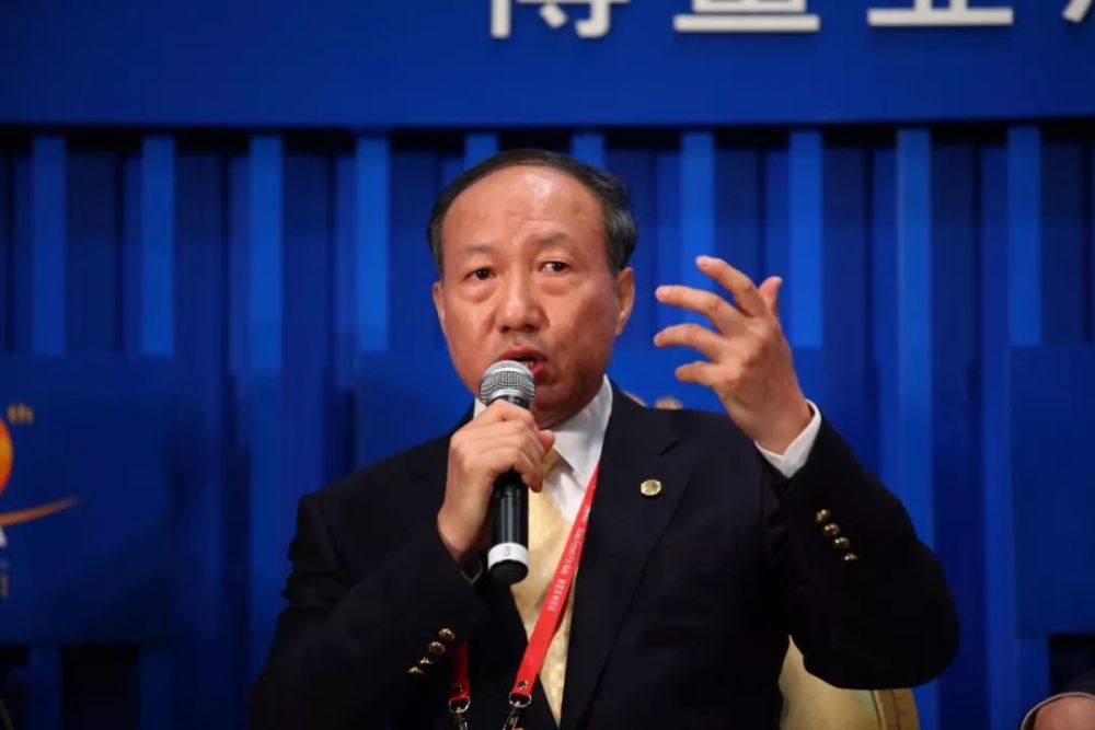 更引人注目的是,王健去世前一个月,陈峰之子陈晓峰被任命为海航