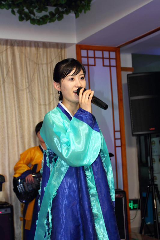 镜头下唱歌的朝鲜姑娘,中国网友:每一个都漂亮大方!