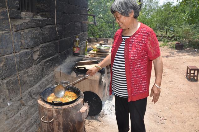 农村割麦吃什么,啤酒变蛋捞面条,怎么简单怎么吃