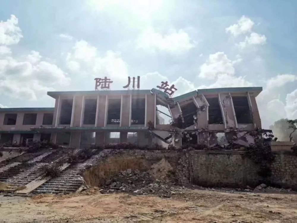 陆川火车站 目前钢筋已扎完,地下室开挖