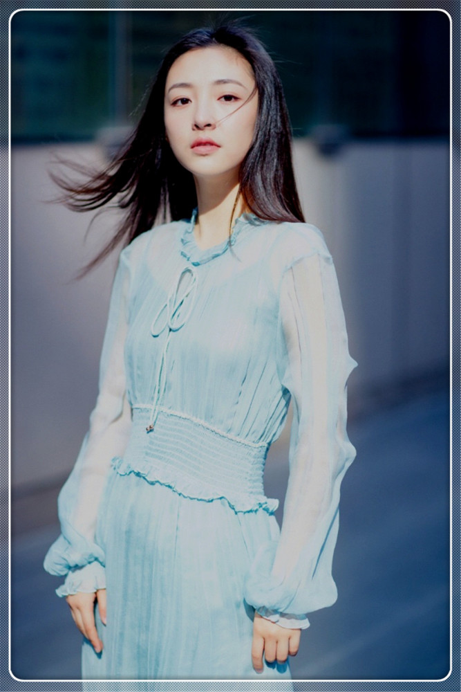 吴倩时尚写真集,一袭水蓝色的长裙,俏丽可爱,尽显少女