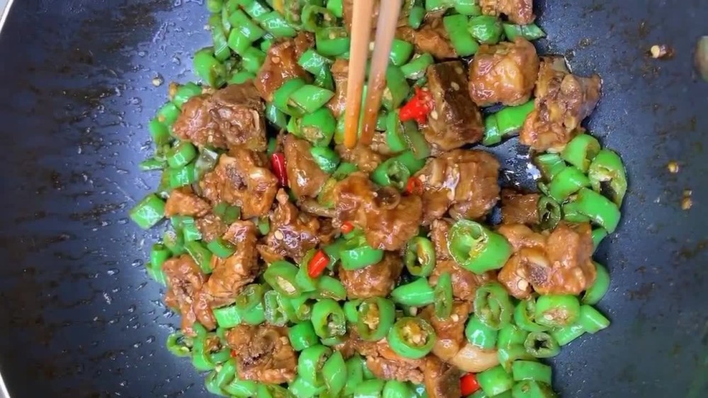 青椒炒排骨,食材搭配简单,营养丰富味道超级赞,怎么吃