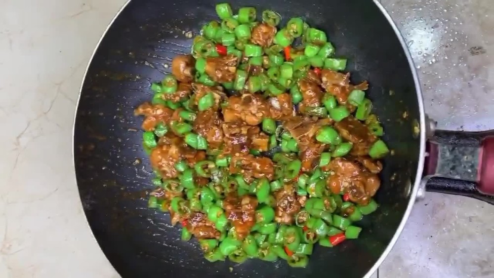 青椒炒排骨,食材搭配简单,营养丰富味道超级赞,怎么吃