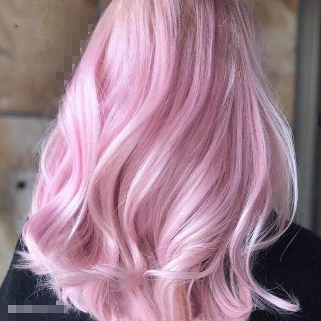 奶茶粉色也是比较显气质的发色了,可萌可酷超显可爱,长发短发都是