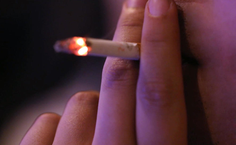 19岁少年患肺结核烟龄达6年 请让孩子拒绝第一支香烟!