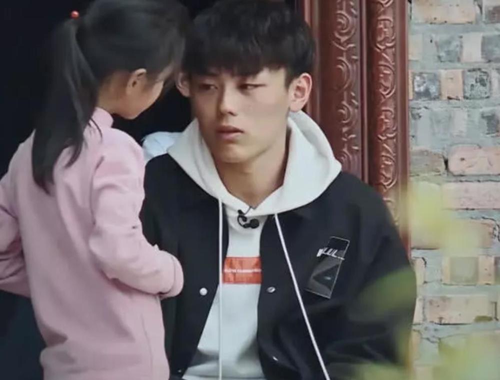 变形计:富二代痛哭时,乡下妹妹竟做出此举,网友:这就是农村人