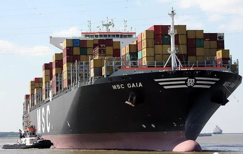 5月29日下午,地中海航运旗下"msc gaia"轮在意大利热那亚港卸货期间