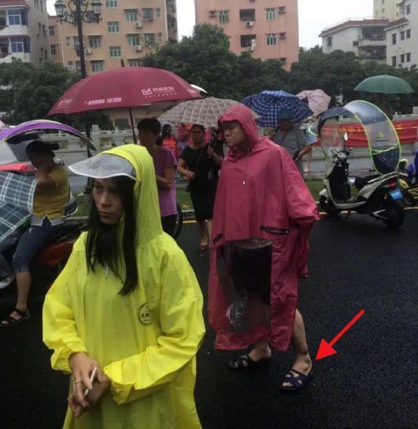 岳云鹏老婆否认穿雨衣,拖鞋的是小岳岳,还调侃自己都