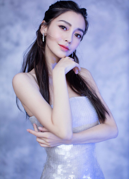 本以为杨颖拍照会很仙,每张都是女神范,结果最后一张画风却变了