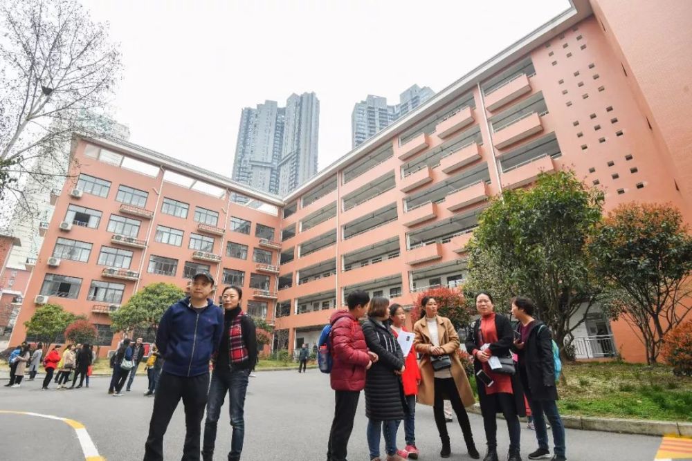 对口小学为台北路初中和第三十中学之前对口的光华路小学,模范路小学