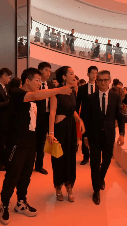 巩俐上海参加时尚秀,脸比张梓琳小一圈,陈坤乔欣瞬间变小咖