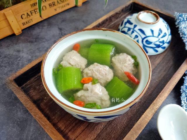 丝瓜肉丸汤的家常做法,清热解暑,鲜甜好喝,我家三天两天煮一锅