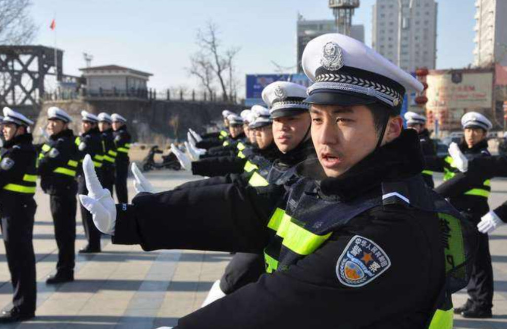 辅警的工资一个月才两三千,为什么抢着干?过来人说出内心实话!