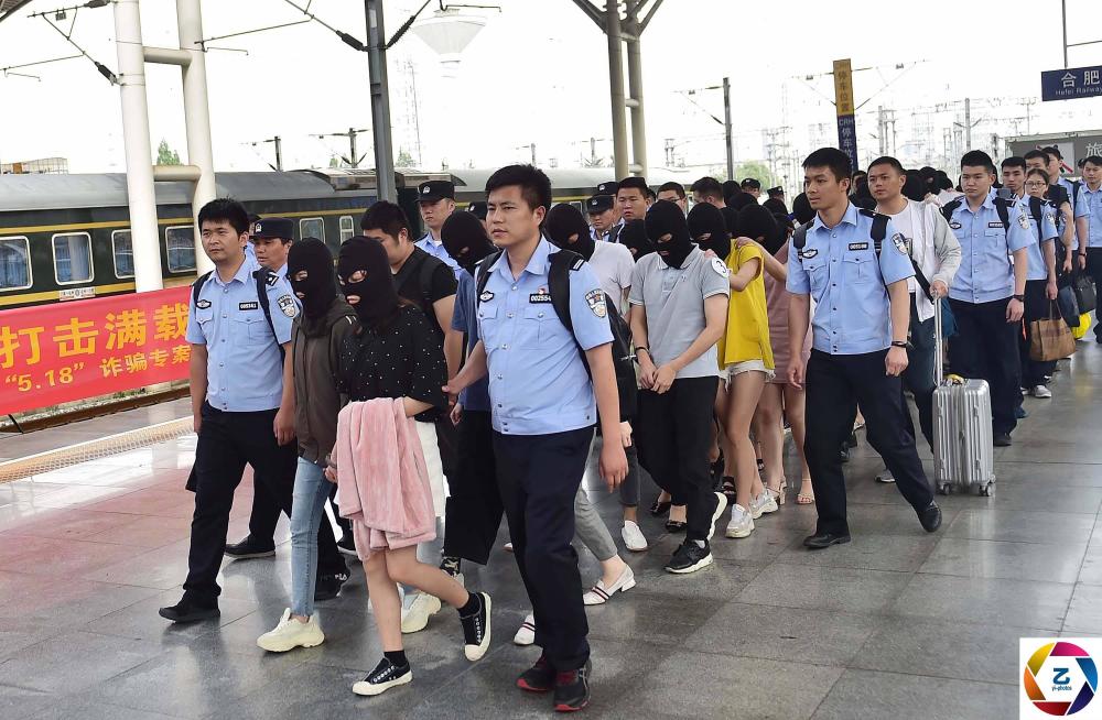 女大学生做微商被骗2万,警方跨省抓60人,千里押解场面
