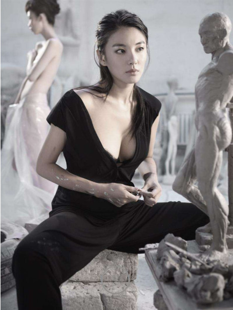 张雨绮游客照美出新高度,站在仙人掌旁大秀美腿:一点不像女汉子