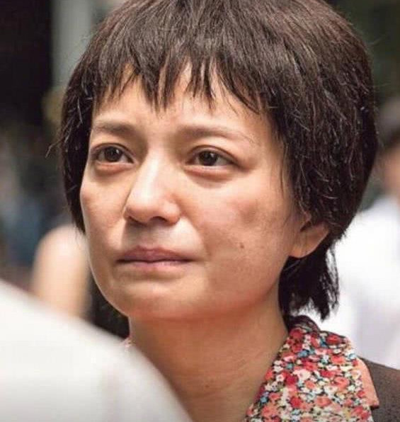 赵薇在电影《找到你》中,扮演一个孩子被拐的母亲,一头短发,一脸沧桑