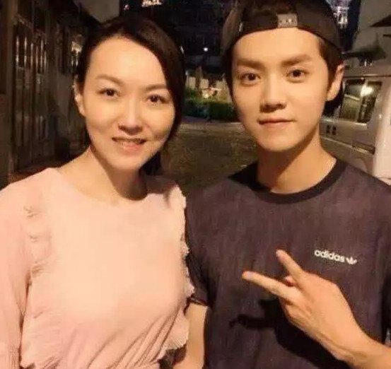 鹿晗和妈妈的合照像兄妹,看到邓伦妈妈后,网友:现在出道还不晚