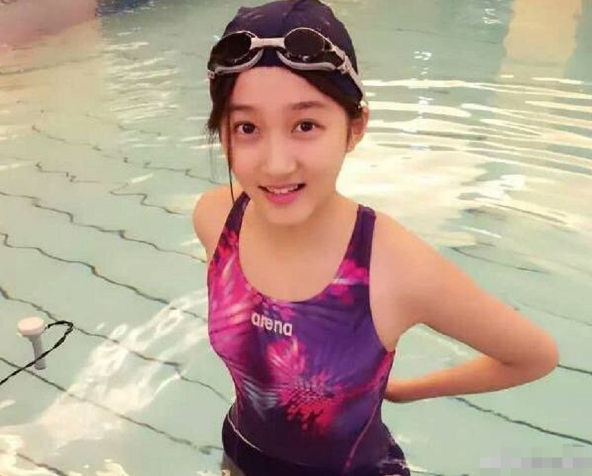 同是女星泳装照,看了热巴的,再看关晓彤的,鹿晗眼光真