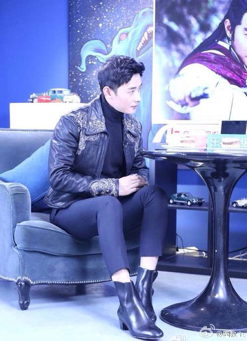 偷穿唐嫣的？罗晋上节目高跟鞋瞩目