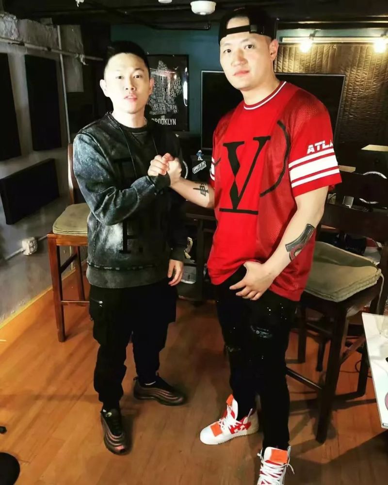 在hiphop江湖,欧阳靖和china mac一笑泯恩仇!