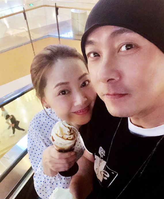 恋爱10年结婚10年,没有孩子的张卫健,把儿童节过成了情人节